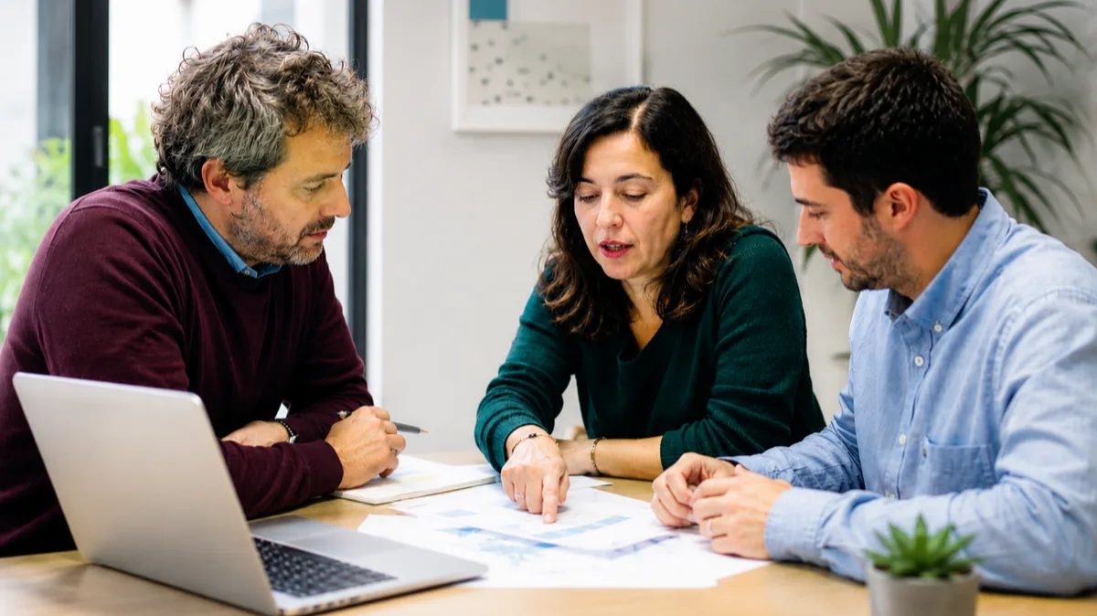 Profesionales revisando documentos de compliance de inteligencia artificial